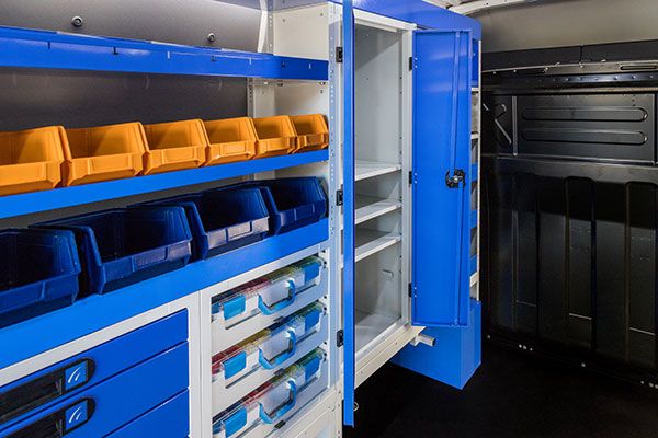 Der Schrank mit Doppeltüren bietet viel Platz für Kleider oder Werkzeuge und passt perfekt im Laderaum des Transporters