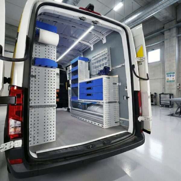 Transporter mit Regalsystem und Werkzeugen