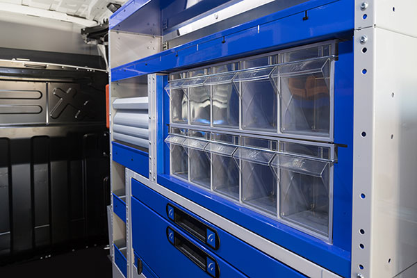 Schränke und Schubladenschränke lassen sich in unsere Regalsysteme für Transporter perfekt integrieren